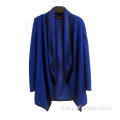 Un tricot bleu foncé pour dames